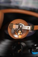 Tai nghe có dây loại có khung chụp qua đầu, có micro, dải tần: 20Hz-20kHz, loại đầu cắm 3.5mm, dài 1.2m, các màu, model: Distant Mountain, hiệu: ROSESELSA. Mới 100% - Ảnh 5